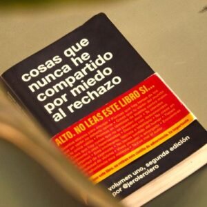 Dos ejemplares del libro cosas que nunca he compartido por miedo al rechazo de Jerolerolero.